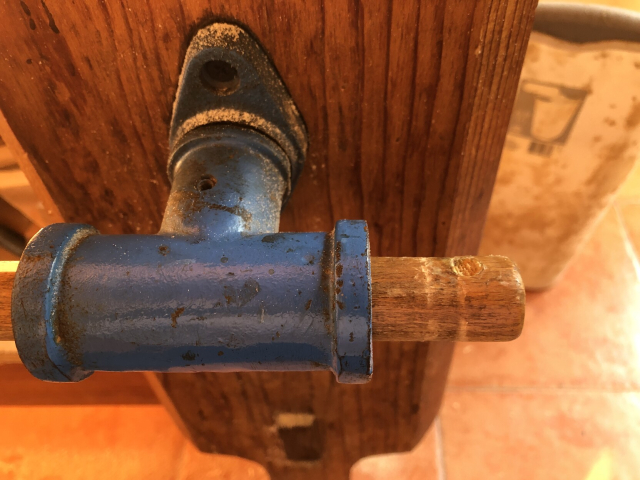 El extremo del bastón de la prensa, donde ya se rompió el palito que lo sostiene.
