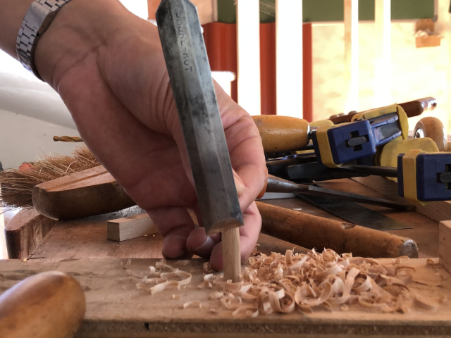 Y para hacer un taquete sin cortarnos los dedos, con la uña se sostiene un palito sobre una tabla y con la otra mano deslizamos un formón hacia abajo.