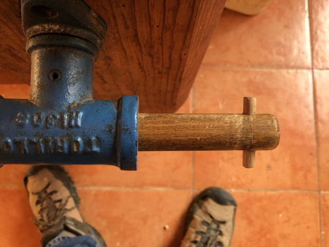 El palito nuevo, ya en el bastón de la prensa. Entra a martillazos cuidadosos; tal vez le ponga pegamento después.