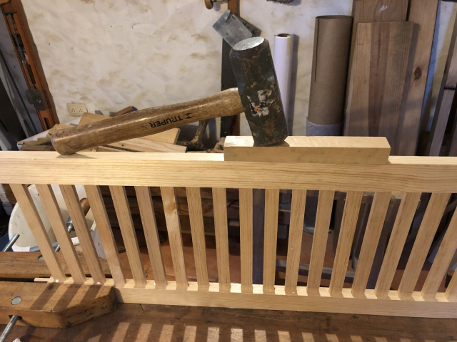 Tuve que sacar a El Jefe, un mazo de... ¿4 Kg, algo así? Básicamente todo entra a punta de chingadazos estratégicos, con la desesperación de que el pegamento se está secando.