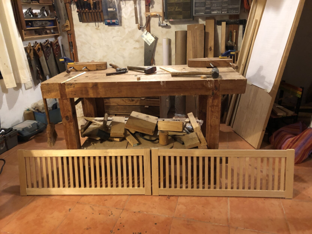 Las dos puertas en el piso del taller, descansando sobre el banco de trabajo.