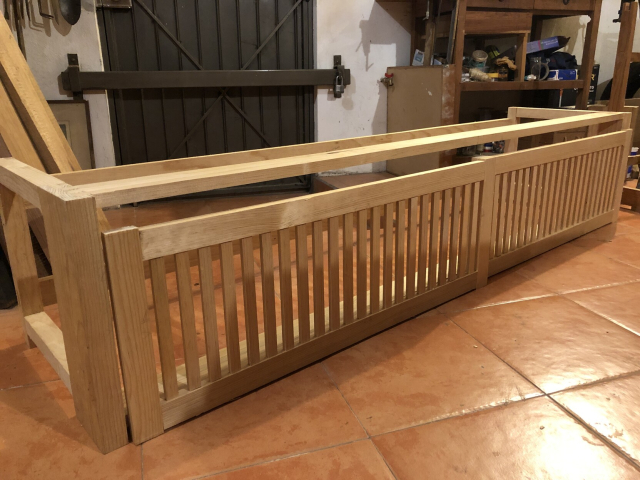 Las dos puertas presentadas frente al armazón del zapatero.