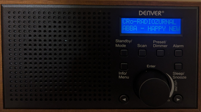 DAB+ rádio přehrávající ČRo - Radiožurnál, který hraje Happy New Year od Abby