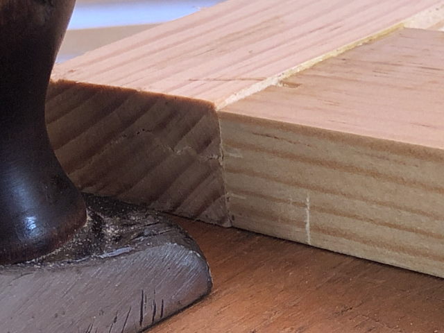 Un pequeño desnivel en uno de los ensambles. Hay que arreglarlo con cepillo.