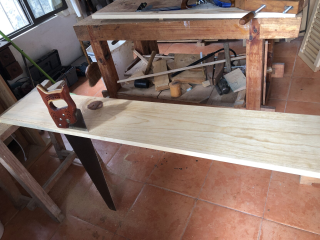 Y a cortar con serrucho! Estoy cortando a unos 1.5mm de la línea porque quiero tener tolerancia para luego ajustar el ancho del riel con el cepillo.