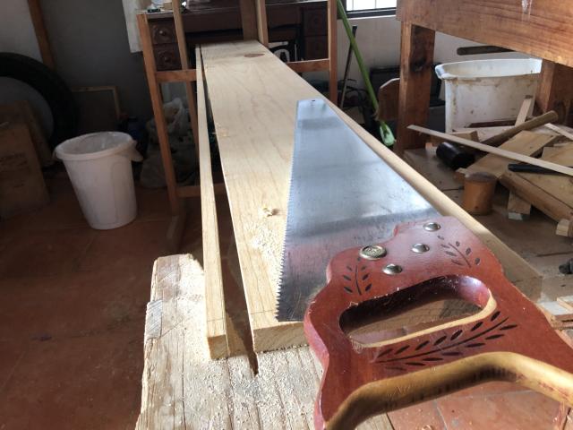 Una tira larga ya cortada de la tabla de donde salió. 