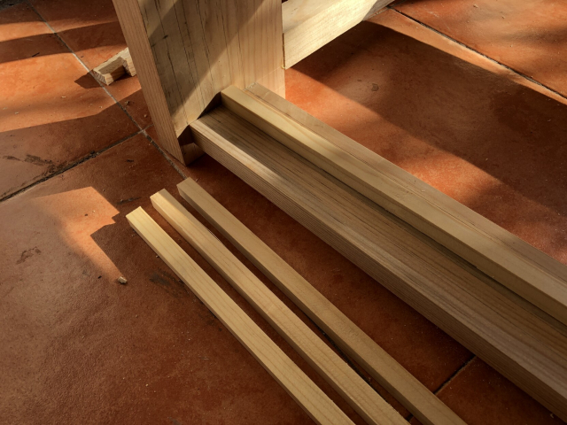 Las tiritas de los rieles enfrente del zapatero. Una de las tiras está acomodada cerca de su posición final.