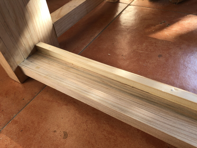 El riel posterior/inferior ya pegado y clavado.