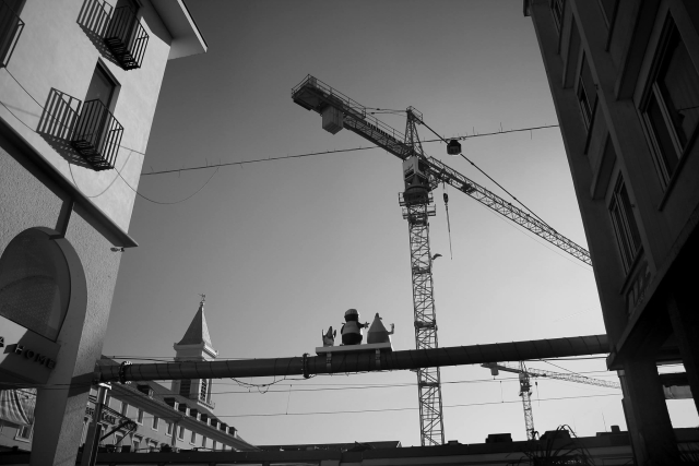 Kran in schwarz-weiss