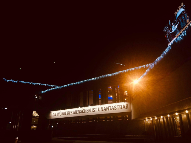 Staatstheater mit Banner: die Würde des Menschen ist unantastbar