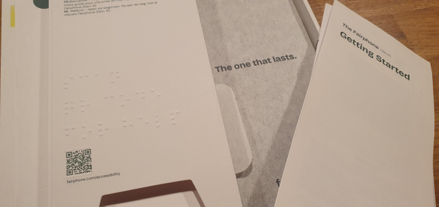 Packaging of the Fairphone 6 with braille and a qr code.