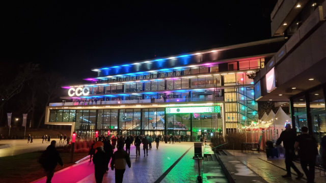 Beleuchtetes CCH bei Nacht