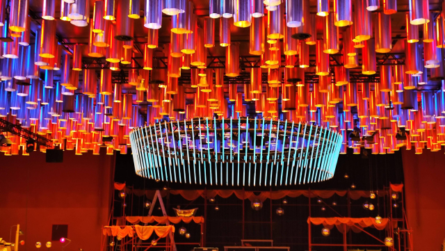 Bunte Deckenbeleuchtung und -dekoration