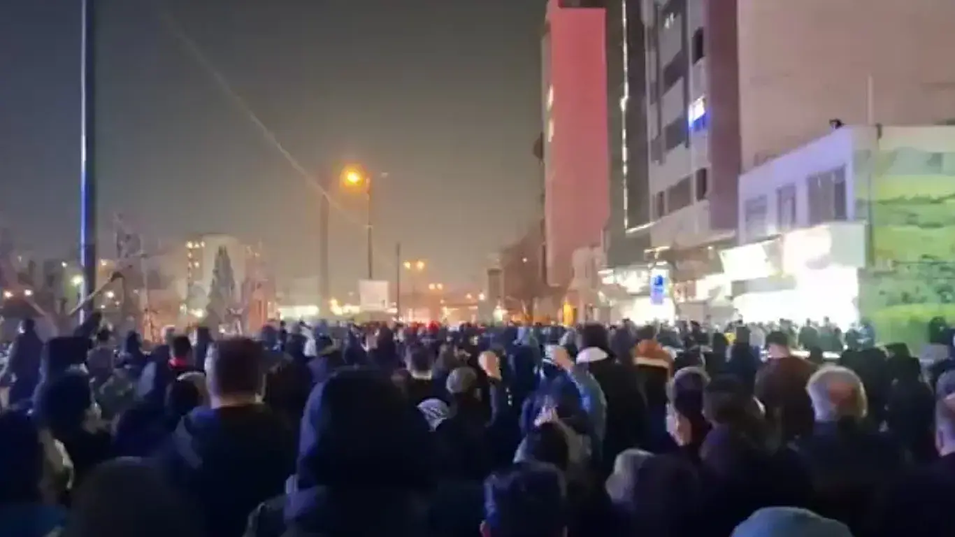 Massive protests tonight in #Iran all over the country, while the Islamic Republic has shut down the internet once again. Be the voice of the Iranian people! 

📷 by Euronews Farsi
