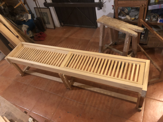 El zapatero armado con todo y puertas. Está de costado para que fuera fácil ajustar las guías del riel exterior.