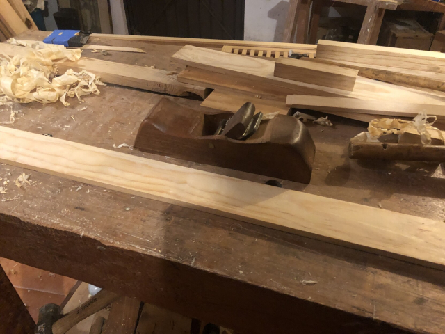 Cepillando una tabla para cargar los zapatos, con mi cepillo de madera hecho en casa.