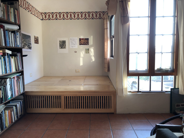 La alcoba con la tarima y zapatero armados. No hay tiradero porque ya todo tiene su lugar.