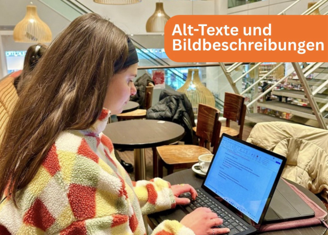 Das Bild zeigt eine Person in einer bunten Fleecejacke, die in einem hellen Café an einem runden Tisch vor einem aufgeklappten Laptop sitzt, während oben rechts in einem orangefarbenen Kasten der Titel „Alt-Texte und Bildbeschreibungen“.
