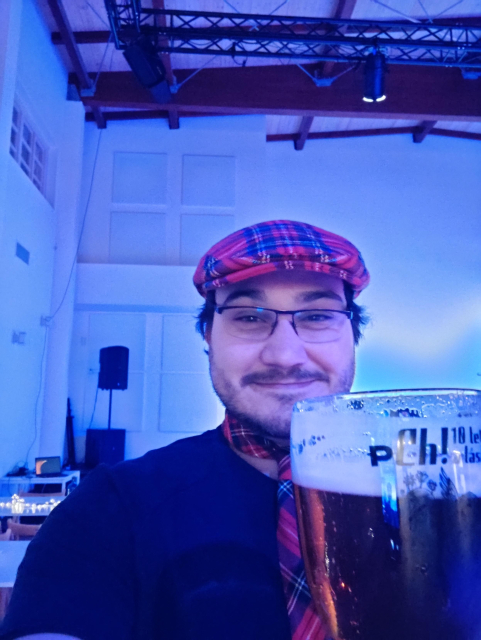 Já s Chříčským pivem a s tartanovými doplňky v hlavním sále Žižkostela připraveném na ceilidh