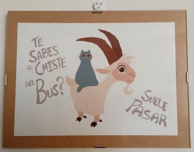 Ilustración de un gato y una cabra con el texto del chiste del bus, ilustrada por dos ex-alumnes víctimas de mis chistes malos y representades por dichos animales.
