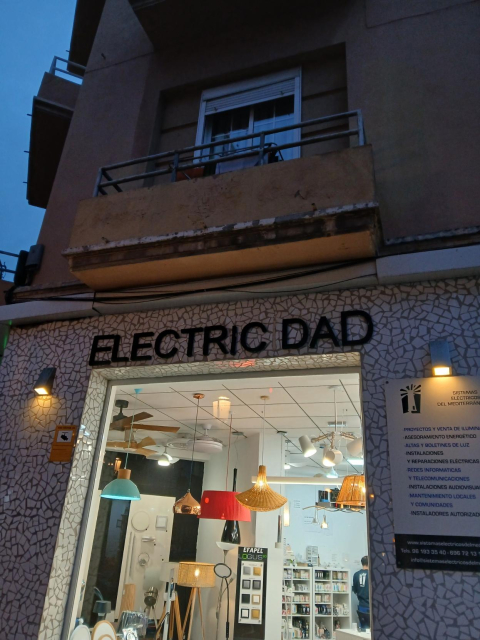 Rótulo encima de un escaparate de una tienda de lámparas, en el que se lee "ELECTRIC DAD"