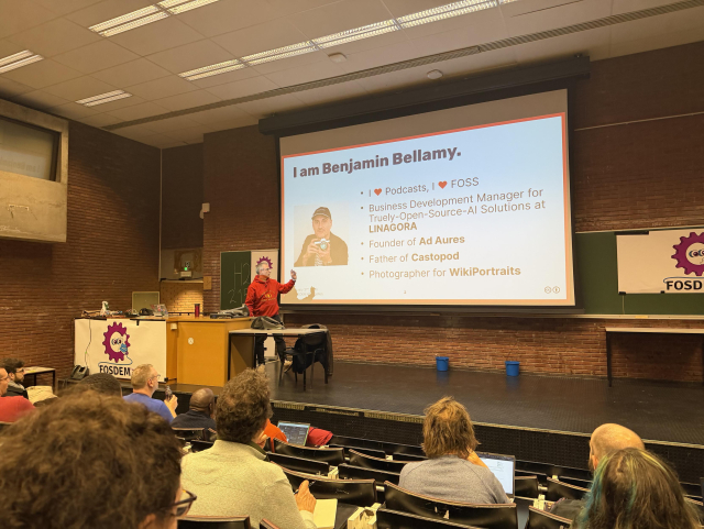 Benjamin Bellamy mit Folie, die ihn vorstellt 