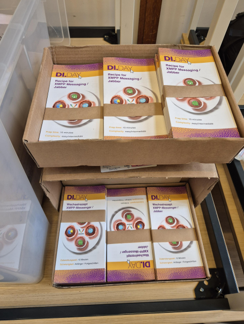 Zwei Pakete mit Flyern in deutsch und englisch: Rezepte für XMPP