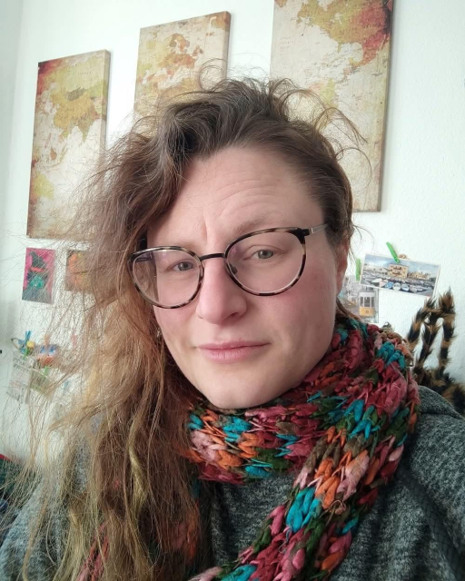 Ein Bild von mir, ich trage einen bunten Kinderschal um den Hals